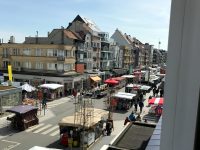 Wekelijkse markt in de Zeelaan te Koksijde op vrijdag