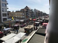 Blick auf den Wochenmarkt in der Zeelaan Koksijde